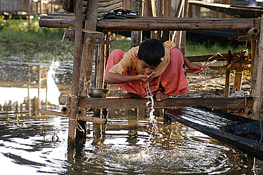 房子,胜利,11岁,上学,乡村,茵莱湖,掸邦,缅甸,收入,豆腐,制作