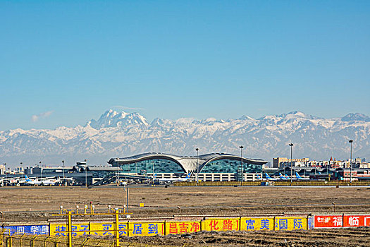 新疆乌鲁木齐地窝堡国际机场雪山背景