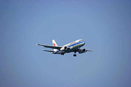中国国际航空公司的客机正在重庆江北国际机场降落