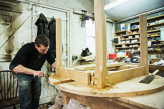 一个,男人,木工,工作间,工作,边缘,新,木桌子,锤子