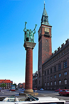 市政厅正门右侧的高柱上立着吹号人,出自安徒生童话,铜像