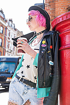 美女,粉红头发,古怪,风格,倚靠,红色,邮箱,伦敦,英国