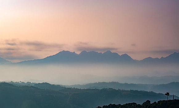 戶外高山云霧繚繞自然景觀