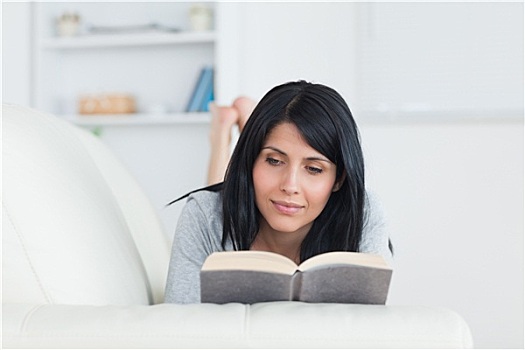 女人,读,书本,躺着,沙发