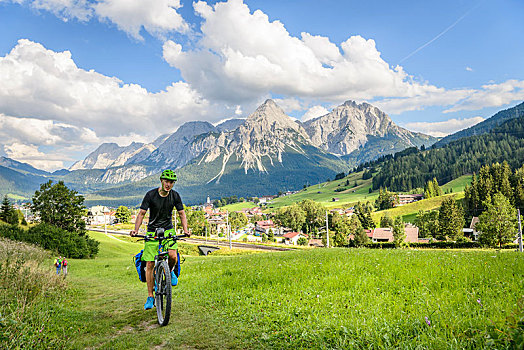 骑车,自行车,旅游,山地车,自行车道,背影,穿过,阿尔卑斯山,山景,埃尔瓦尔德,盆地,靠近,提洛尔,奥地利,欧洲