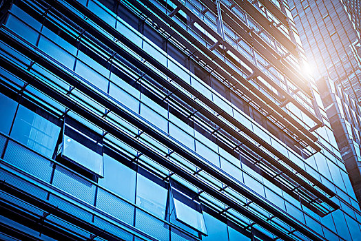 蓝色背景的现代建筑玻璃幕墙