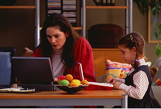 母女,桌子,笔记本电脑