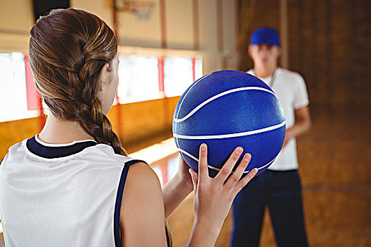 女性,篮球手,练习,男教练,球场
