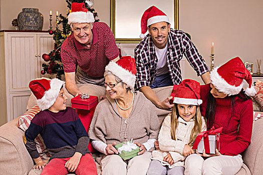 高兴,大家庭,圣诞帽,拿着,礼物