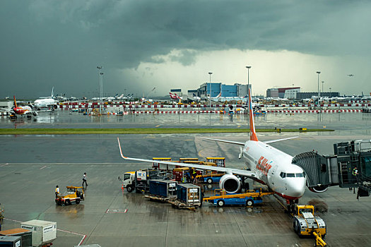 一架济州航空的飞机正停靠在香港国际机场空桥旁