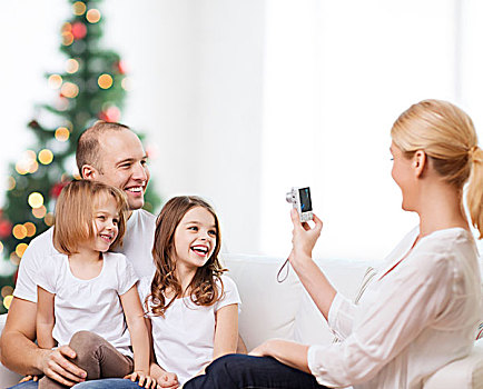 家庭,休假,科技,人,微笑,母亲,父亲,小,女孩,摄像机,上方,客厅,圣诞树,背景