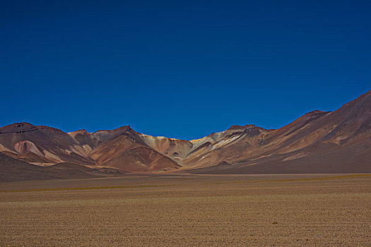 玻利维亚乌尤尼盐湖山区湖景