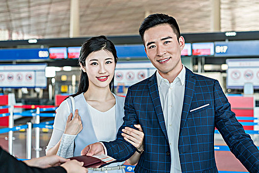 年轻情侣在机场出示护照