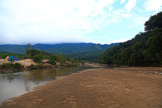 河边露营