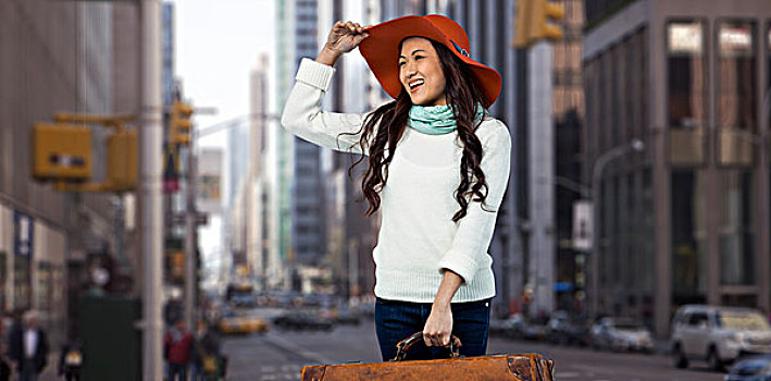 合成效果,图像,微笑,亚洲女性,拿着,行李,帽子,城市