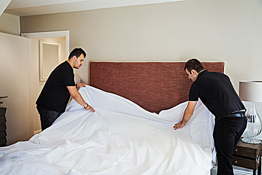 两个男人,站立,客房,制作,床