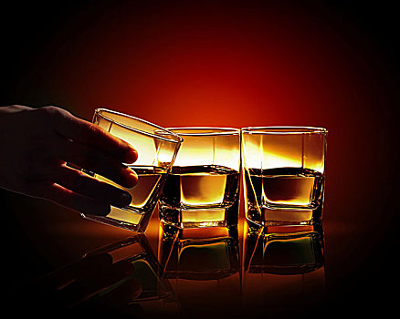 握着,一个,三个,玻璃杯,威士忌
