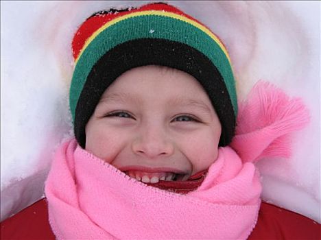肖像,小男孩,姿势,微笑,卧,雪中,帽子,粉色,围巾