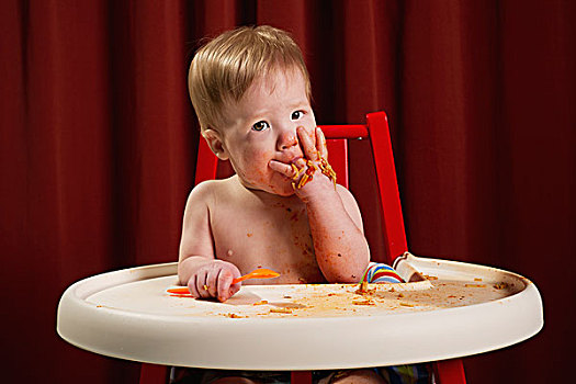 男婴,坐,高脚椅,吃,凌乱,食物,意大利面,艾伯塔省,加拿大