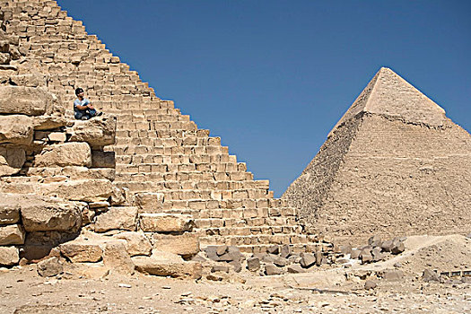 男人,坐,局部,金字塔,沙漠