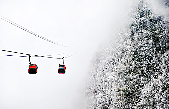 雪天的天门山索道缆车