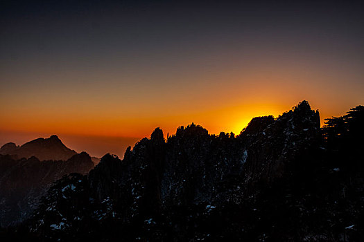 中国安徽黄山风景区,冬日清晨,日出光辉映衬下的北海奇峰怪石