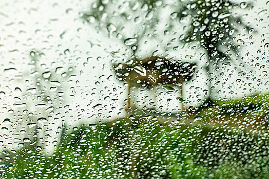 下雨天玻璃上的雨滴