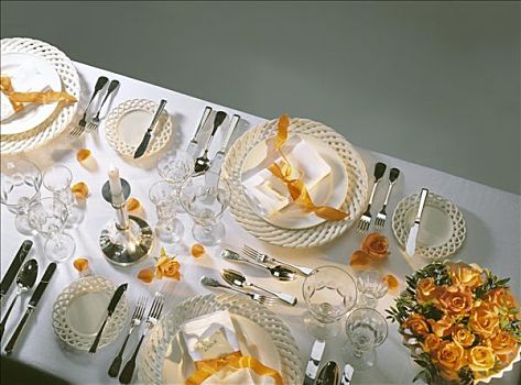 节日餐桌,白色,盘子,蜡烛,玫瑰