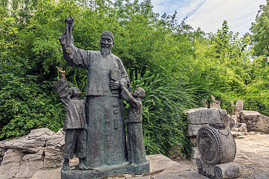 古代老先生与儿童雕塑,济南市五龙潭公园