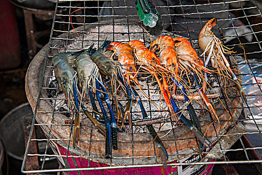 泰国芭堤雅金沙岛特色海鲜小吃烤虾