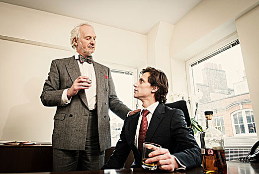 两个男人,喝,酒,办公室