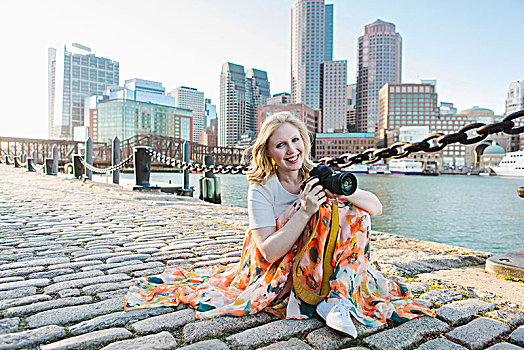 美女,摄影师,坐,鹅卵石,码头,头像,波士顿,马萨诸塞,美国