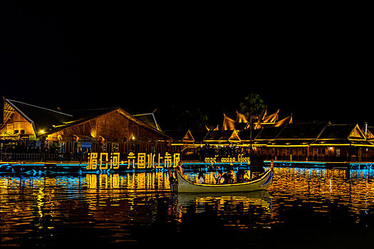 冬天西双版纳大金塔夜景