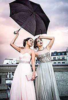 头像,两个,女性,模特,姿势,伞,特拉法尔加广场,伦敦,英国