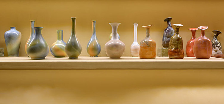 各式形态的陶瓷瓶子