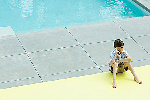 男孩,坐,地面,靠近,游泳池,手机