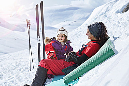 母女,坐,雪中,休息,越野滑雪,挪威