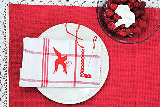 树莓,泡沫奶油,旁侧,盘子,餐巾