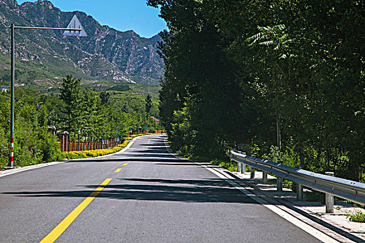 平坦干净的山间公路