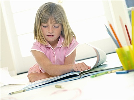 女孩,4-6岁,看书,仰视,倾斜