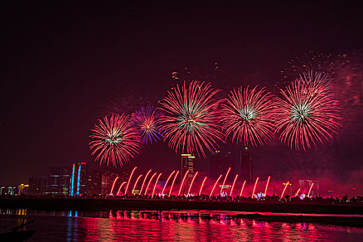 烟花,建筑群,河流,夜景,水,灯,节日