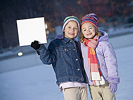 两个女孩,户外,冬天,空白标志