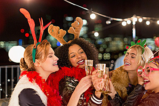 美女,穿,圣诞节,驯鹿,鹿角,祝酒,香槟酒杯,屋顶,聚会