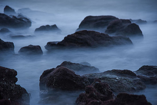 海南海口,西海岸礁石海浪成雾状