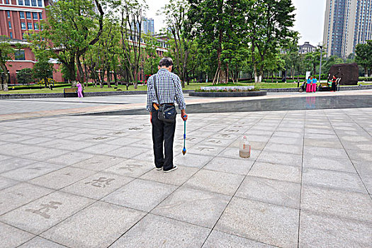 广场上的书法家