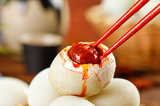 筷子夹着熟海鸭蛋