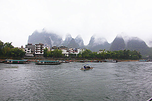 广西桂林漓江烟雨倒影游船