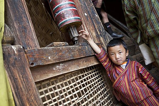 男孩,玩,转经轮,寺院,不丹