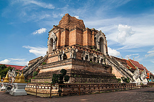 天空下的泰国寺庙古迹遗址