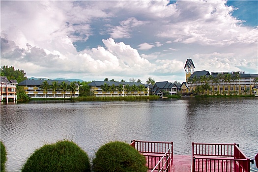 泰国普吉岛著名的环湖渡假饭店